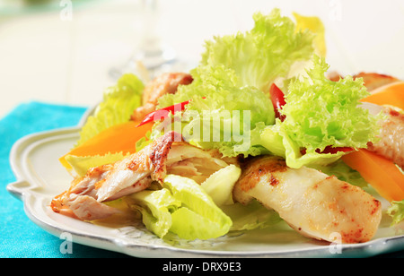 Gebratenes Huhn und frischem Gemüse Stockfoto