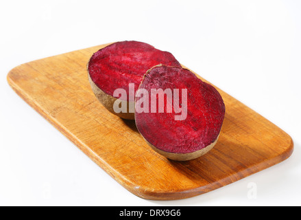 Frische rote Beete auf Schneidebrett Stockfoto