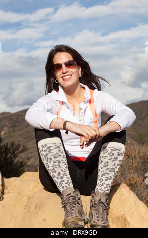 Wanderer entspannt auf Felsformation oberhalb der Temescal Ridge Trail, erreicht von Temescal Gateway Park Stockfoto