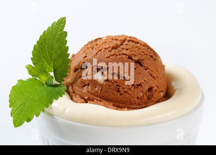 Pudding und Eis im Töpfchen Stockfoto