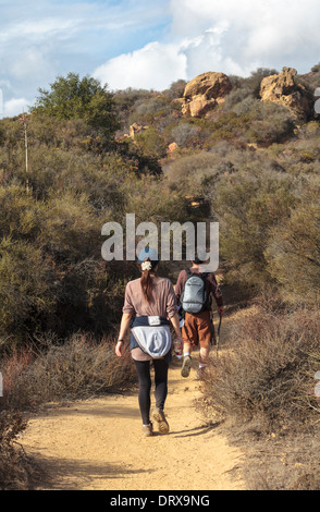 Wanderer auf den Temescal Höhenweg mit Skull Rock in Ferne Stockfoto