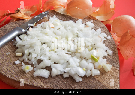 Gehackte Zwiebel auf Holz Schneidebrett. Stockfoto