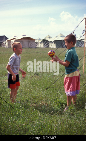 Jungen mit Ball im UNHCR-Flüchtlingslager in Albanien für Kosovo-Flüchtlinge, die den Kosovo-Krieg 1999 geflohen Stockfoto