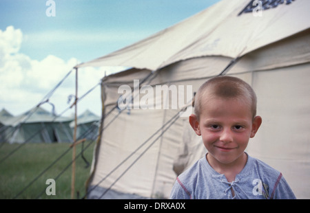 Junge im UNHCR-Flüchtlingslager in Albanien für Kosovo-Flüchtlinge, die den Kosovo-Krieg 1999 geflohen Stockfoto