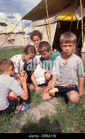 Kinder im Flüchtlingslager von UNHCR in Albanien für Kosovo-Flüchtlinge, die den Kosovo-Krieg 1999 geflohen Stockfoto