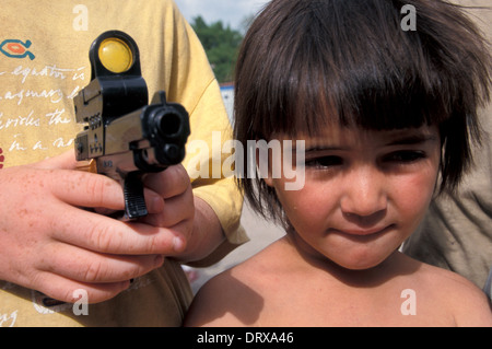 Kind im UNHCR-Flüchtlingslager in Albanien für Kosovo-Flüchtlinge, die den Kosovo-Krieg 1999 geflohen Stockfoto
