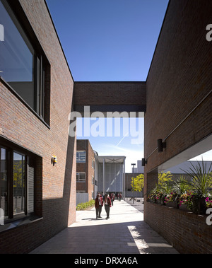 Str. Thomas der Apostel College, London, Vereinigtes Königreich. Architekt: Verbündete und Morrison, 2013. Haupteingang. Stockfoto