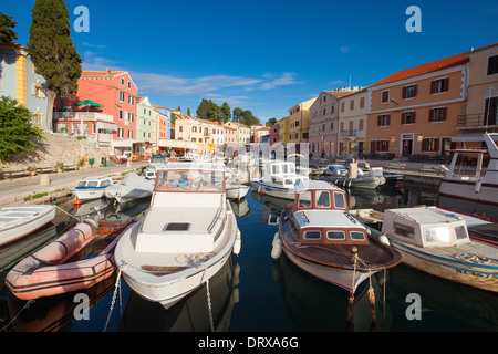 VELI LOSINJ, Kroatien - JUN 10: Boote in einer kleinen Marina am 10. Juni 2013 in Veli Losinj, Kroatien. Stockfoto