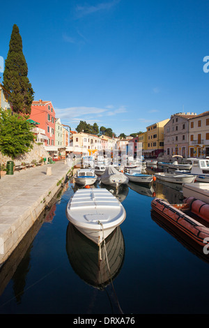 VELI LOSINJ, Kroatien - JUN 10: Boote in einer kleinen Marina am 10. Juni 2013 in Veli Losinj, Kroatien. Stockfoto