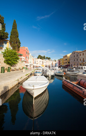 VELI LOSINJ, Kroatien - JUN 10: Boote in einer kleinen Marina am 10. Juni 2013 in Veli Losinj, Kroatien. Stockfoto