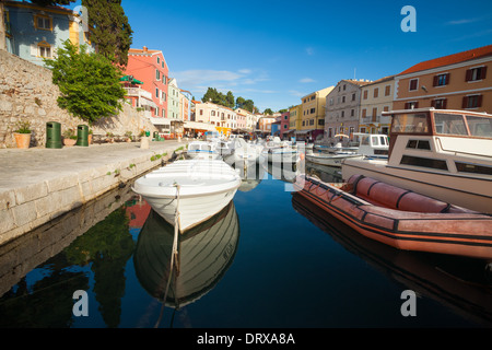 VELI LOSINJ, Kroatien - JUN 10: Boote in einer kleinen Marina am 10. Juni 2013 in Veli Losinj, Kroatien. Stockfoto