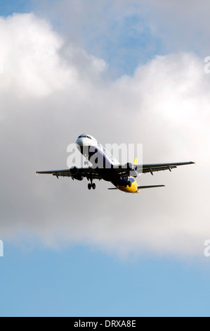 Monarch Airlines Airbus A321 nähert sich Flughafen Birmingham, UK Stockfoto