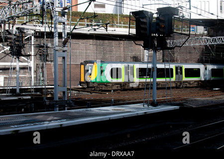 London Midland Zug Ankunft am Bahnhof New Street, Birmingham, UK Stockfoto