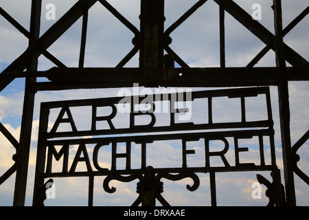 Eingangstor des KZ Dachau in Deutschland. "Arbeit stellt Sie frei! ' Stockfoto