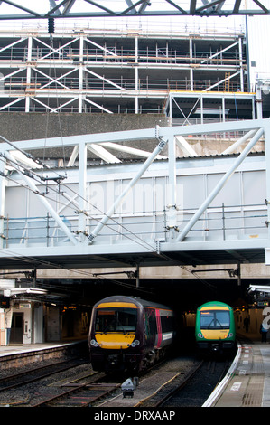 Langlauf- und London Midland Züge am Bahnhof New Street während der Sanierung, Birmingham, UK Stockfoto