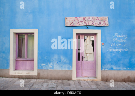 VELI LOSINJ, Kroatien - JUN 10: Kleine malerische Bäckerei am 10. Juni 2013 in Veli Losinj, Kroatien. Stockfoto