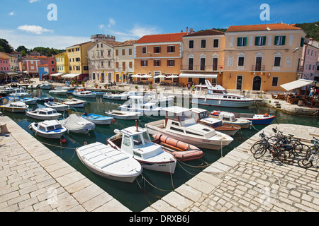 VELI LOSINJ, Kroatien - JUN 10: Boote in einer kleinen Marina am 10. Juni 2013 in Veli Losinj, Kroatien. Insel ist bekannt als Tourist ein Stockfoto