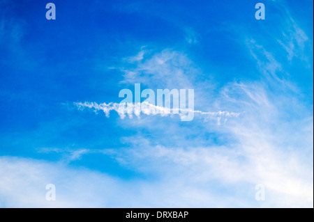 Ungewöhnliche weiße Wolken vor einem strahlend blauen Himmel Colorado Stockfoto