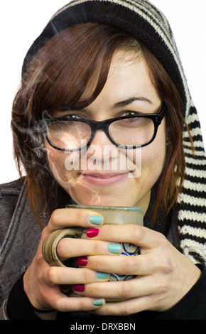 Frau mit Hut und Brille, die Tasse Kaffee mit lackierten Fingernägeln Stockfoto