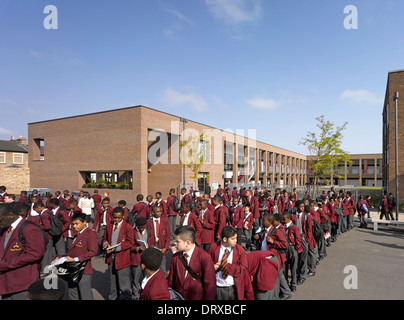 Str. Thomas der Apostel College, London, Vereinigtes Königreich. Architekt: Verbündete und Morrison, 2013. Schulversammlung. Stockfoto