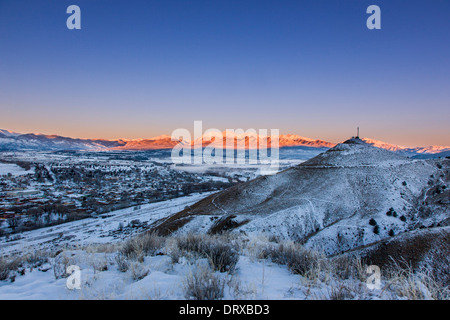 Panaroma-Blick auf Schnee begrenzt Sawatch Range, Rocky Mountains, den Arkansas River Valley und historischen Salida, Colorado, USA Stockfoto