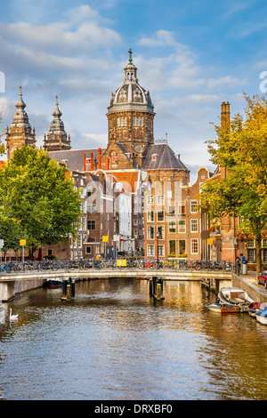 Kanal und St.-Nikolaus-Kirche in Amsterdam Stockfoto