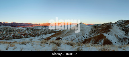 Panaroma-Blick auf Schnee begrenzt Sawatch Range, Rocky Mountains, den Arkansas River Valley und historischen Salida, Colorado, USA Stockfoto