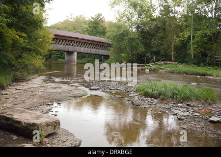 Staatlichen Brücke von 97.000 Fuß des südlichen Kiefern- und Eichenwälder, kreuzt Conneaut Creek, Ashtabula County, Ohio. Stockfoto