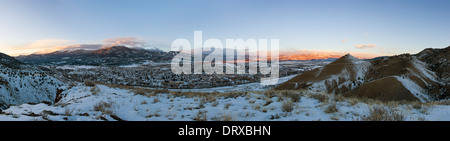 Panaroma-Blick auf Schnee begrenzt Sawatch Range, Rocky Mountains, den Arkansas River Valley und historischen Salida, Colorado, USA Stockfoto