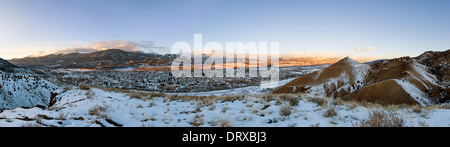 Panaroma-Blick auf Schnee begrenzt Sawatch Range, Rocky Mountains, den Arkansas River Valley und historischen Salida, Colorado, USA Stockfoto