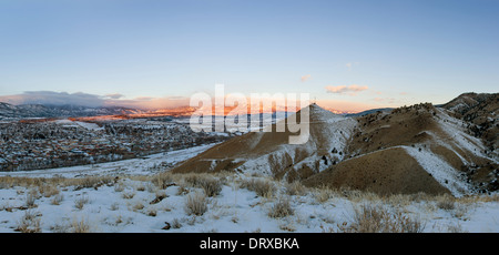 Panaroma-Blick auf Schnee begrenzt Sawatch Range, Rocky Mountains, den Arkansas River Valley und historischen Salida, Colorado, USA Stockfoto