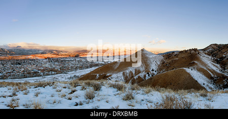 Panaroma-Blick auf Schnee begrenzt Sawatch Range, Rocky Mountains, den Arkansas River Valley und historischen Salida, Colorado, USA Stockfoto