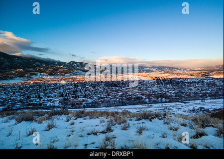 Panaroma-Blick auf Schnee begrenzt Sawatch Range, Rocky Mountains, den Arkansas River Valley und historischen Salida, Colorado, USA Stockfoto