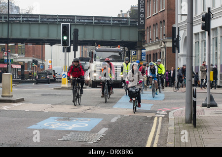 Menschen dem Rad zur Arbeit im Feierabendverkehr Morgen, London England Vereinigtes Königreich UK Stockfoto