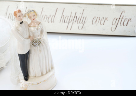 Antike Hochzeitstorte Topper von Braut und Bräutigam trug einen Smoking und Brautkleid. Stockfoto