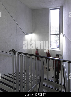 Str. Thomas der Apostel College, London, Vereinigtes Königreich. Architekt: Verbündete und Morrison, 2013. Treppenhaus mit Studenten. Stockfoto