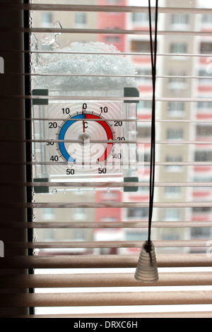 Thermometer mit Schneedecke zeigt zwei Grad frost Stockfoto