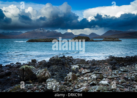 EileanRuairidh in Loch Eishort mit roten Cullins im Hintergrund Sleat Halbinsel Isle Of Skye, Schottland Stockfoto