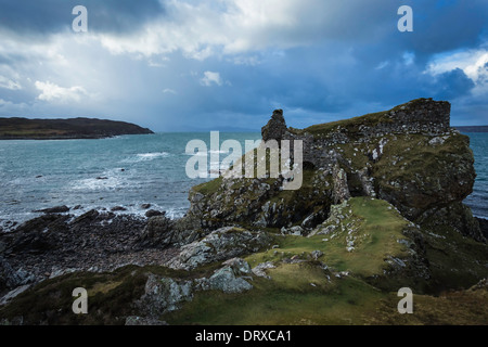 Ruinen des Schlosses Dunscaith und Loch Eishort, Isle Of Skye, Schottland Stockfoto