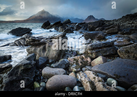 Wolken verdunkeln den Cullins gesehen von Elgol Strand, Isle Of Skye, innere Hebriden, Schottland Stockfoto