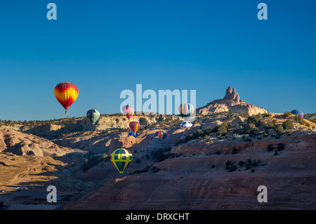 Heißluftballons auf dem jährlichen Red Rock Ballonfestival, Gallup, New Mexico. Stockfoto