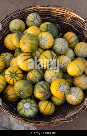 Frische Melonen in einem Korb auf einem indischen Markt zu verkaufen. Andhra Pradesh, Indien Stockfoto