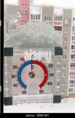 Thermometer mit Schneedecke zeigt zwei Grad frost Stockfoto