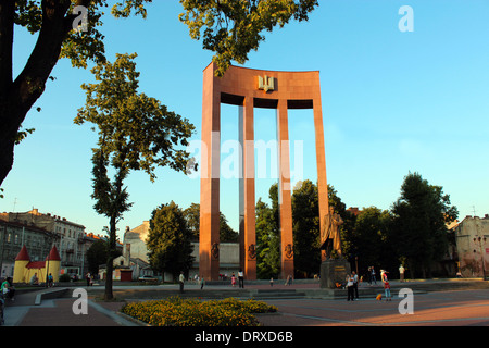 Denkmal von S. Bandera und große Dreizack in Lvov Stadt Stockfoto