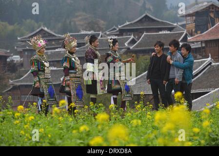 Rongjiang, Chinas Provinz Guizhou. 3. Februar 2014. Leute der ethnischen Gruppe der Dong führen antiphonale Gesang in Baoli Dorf von Rongjiang County, Südwesten Chinas Provinz Guizhou, 3. Februar 2014. Leute der ethnischen Gruppe der Dong feierten das Frühlingsfest mit Gesang und Tanz am Montag. Bildnachweis: Qin Gang/Xinhua/Alamy Live-Nachrichten Stockfoto