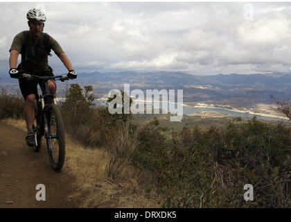 Cachuma Lake, Kalifornien, USA. 2. Februar 2014. TIM LANE Mountainbike auf dem Tequepis Trail in der Nähe von Solvang und Lake Cachuma im Los Padres National Forest im Santa Barbara County. Dies ist ein sehr beliebtes Gebiet zum Wandern und Radfahren mit malerischen Innenbereich mit vielen Wanderwegen und Campingplätze. Cachuma Lake ist einer der beliebtesten Spielplätze der Umgebung und wurde zu einem Wahrzeichen der kalifornischen vernichtende Dürre. © Ruaridh Stewart/ZUMA Wire/ZUMAPRESS.com/Alamy Live-Nachrichten Stockfoto