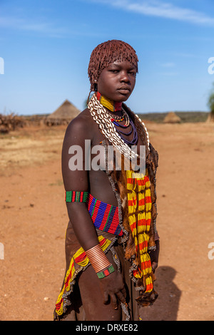 Junge Frau von der Hamer Stamm, Hamer Dorf in der Nähe von Turmi, Omo-Tal, Äthiopien Stockfoto