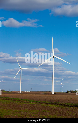 Windräder drehen hoch über der Prärie Illinois Erzeugung von Ökostrom. Stockfoto