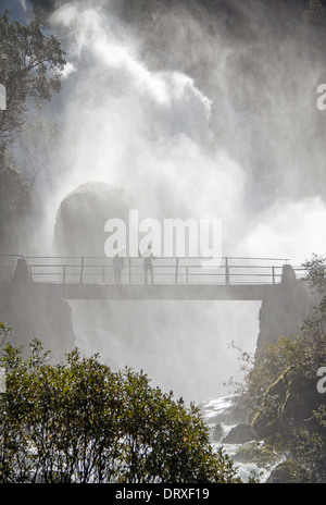 Mensch und Natur. Briksdalen Wasserfall, Norwegen. Stockfoto