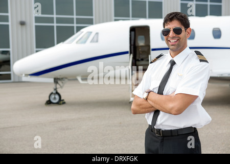 Lächelnd stand vor Privat Jet Pilot Stockfoto